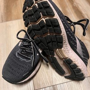 Brook’s tennis shoes